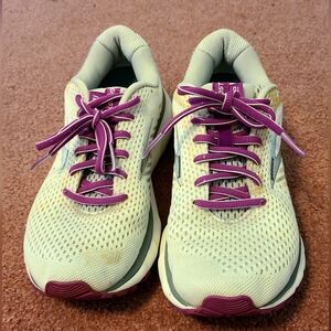 Brooks 12 ghost  size8  color purple and white